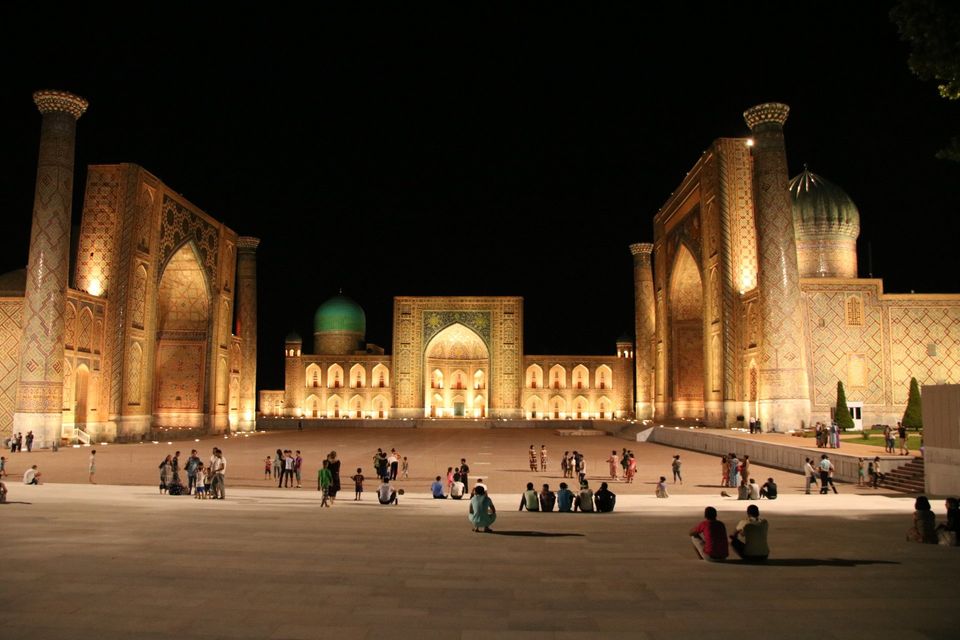 plein voor het registan in samarkand bij avond