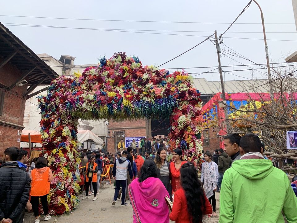 bloemen bij ingang tenpel