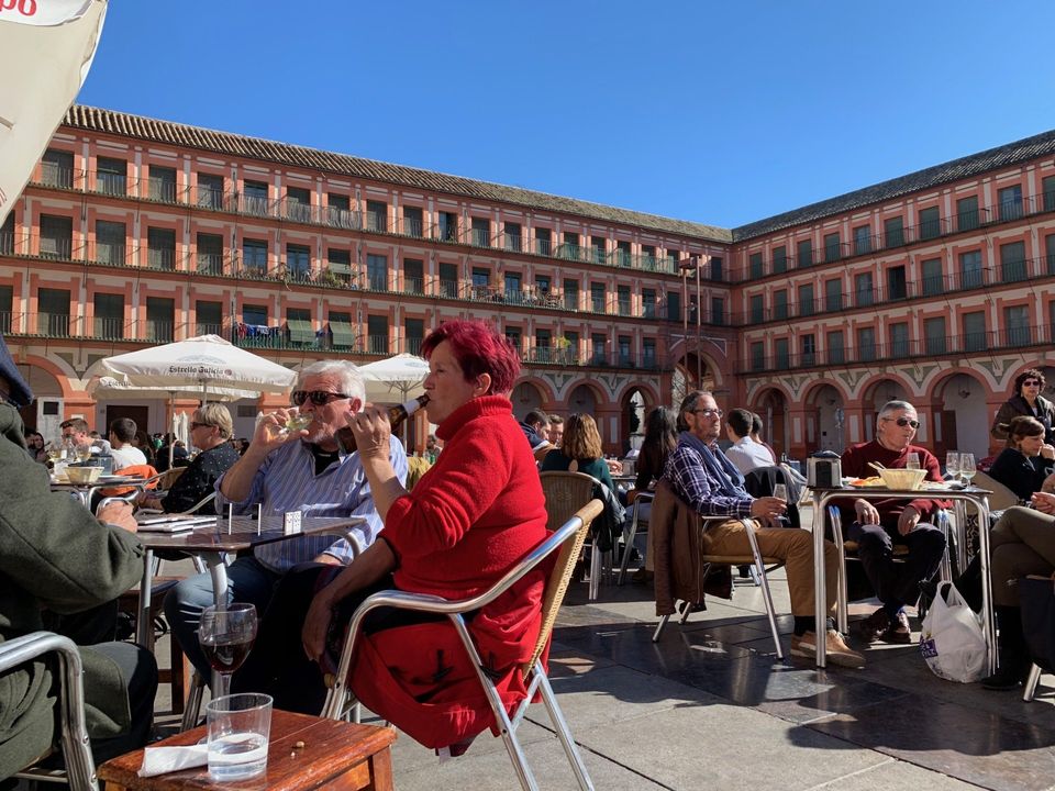 volle terrassen op de plaza de la corredera in cordoba