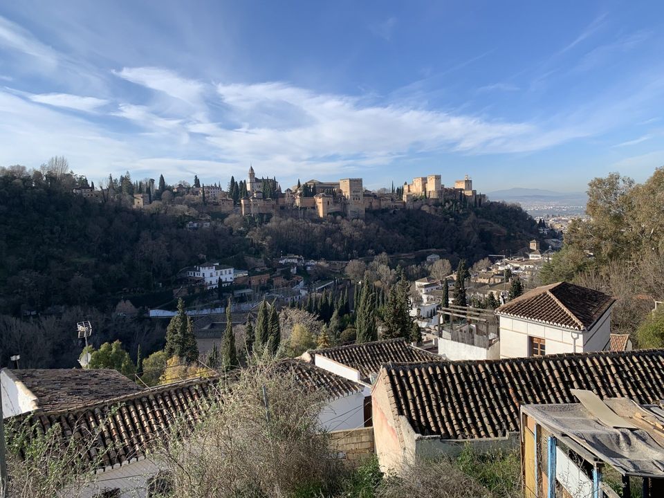 zicht op alhambra in granada vanaf tegenoverliggende heuvel