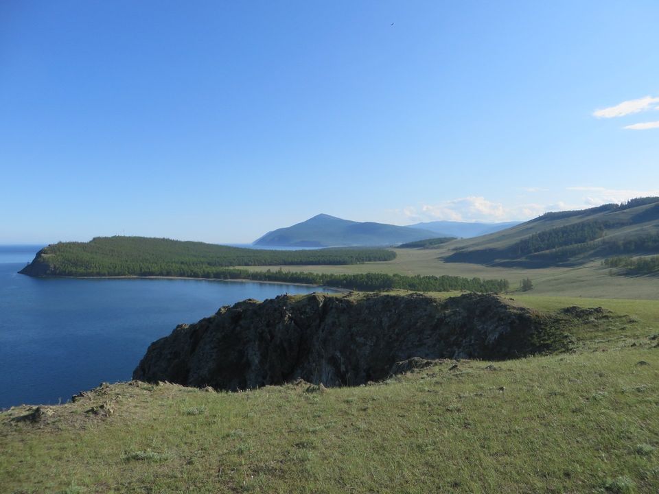 panoramaview over het noordelijke deel van baikalmeer