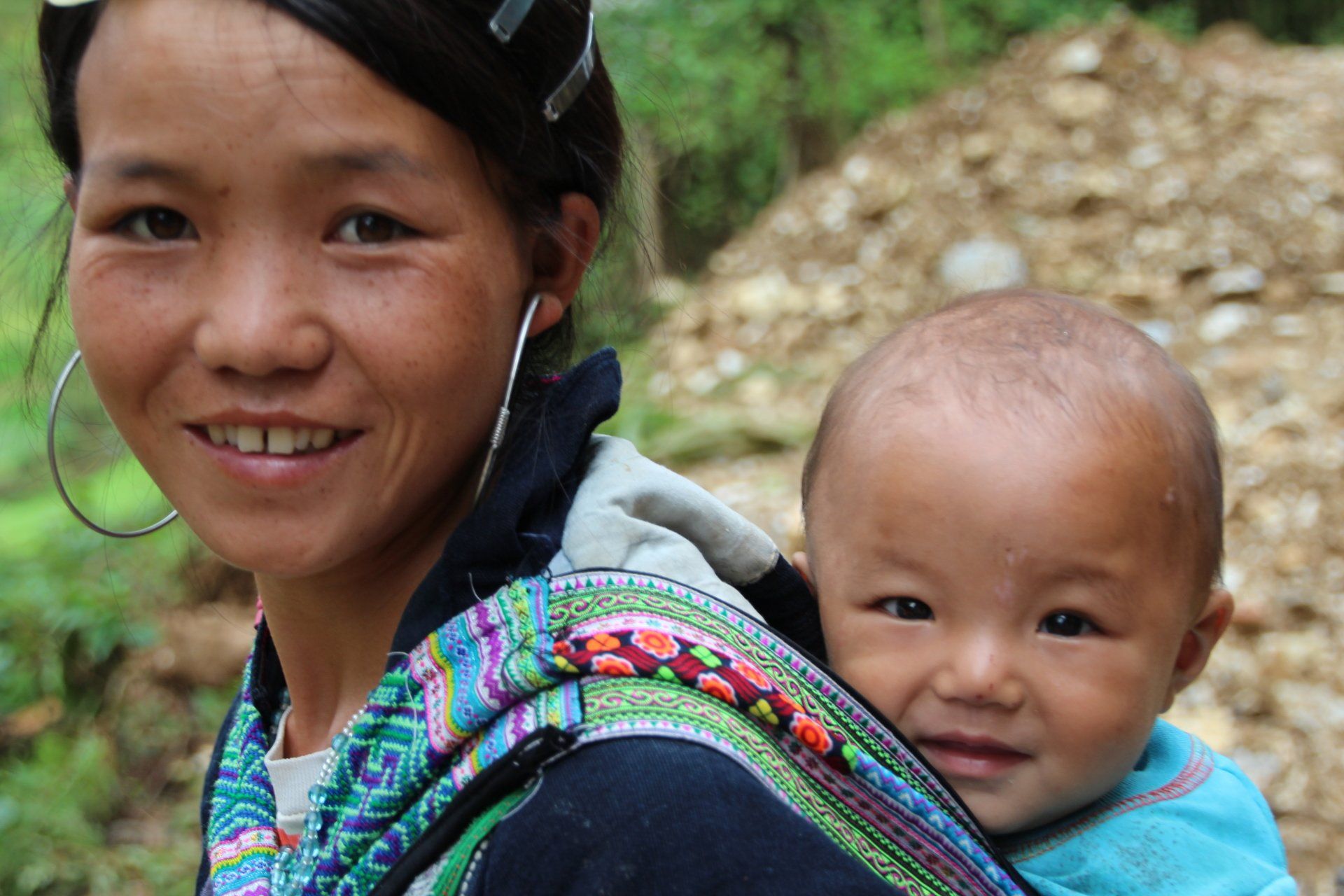 vietnamese vrouw met kind op rug