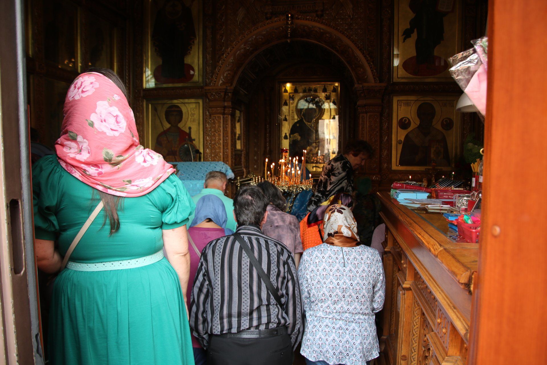 russinnen in gebed in kerk moskou