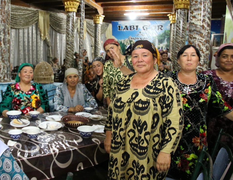 Groep vrouwen in een restaurant in Samarkand Oezbekistan