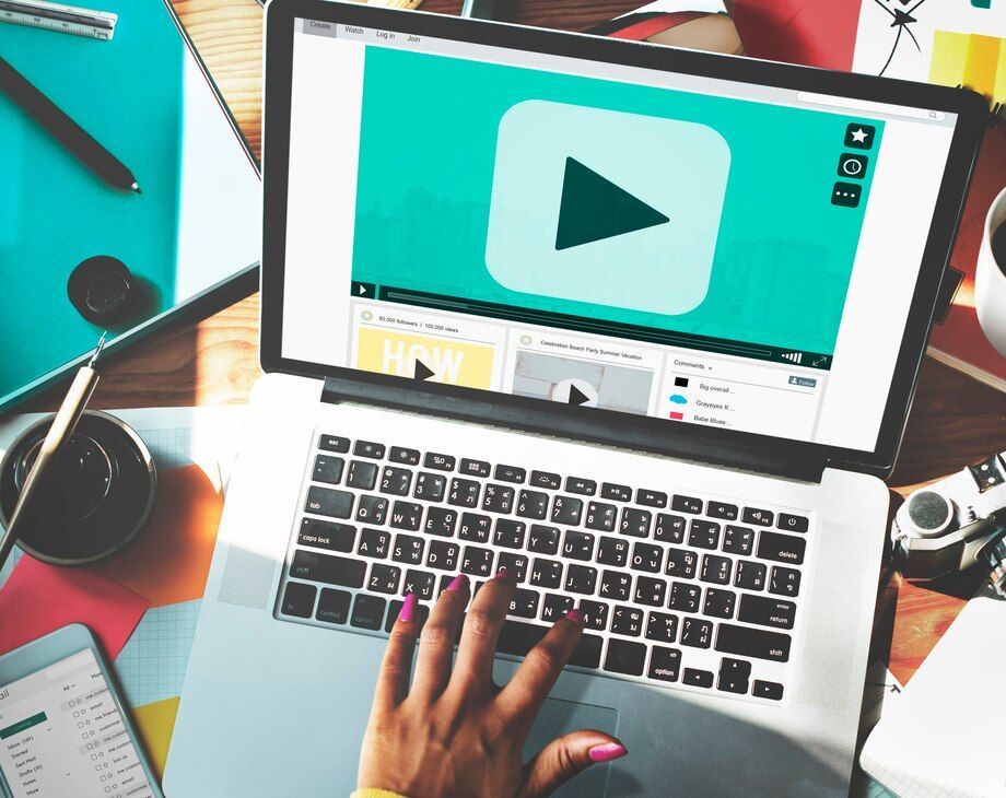 The Scroll-Stopping Secrets of 2025’s Most Viral Visual Ads