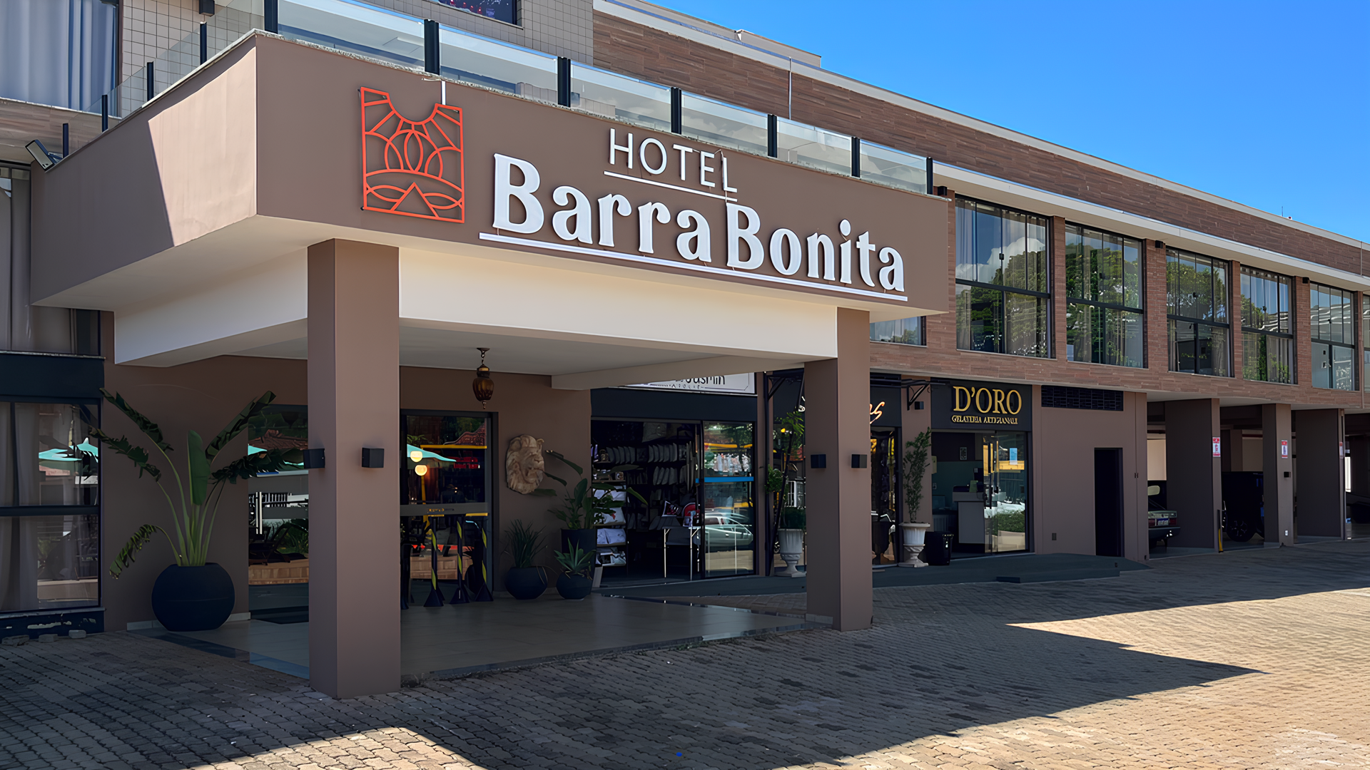 A fachada de um hotel com uma placa que diz Hotel Barra Bonita