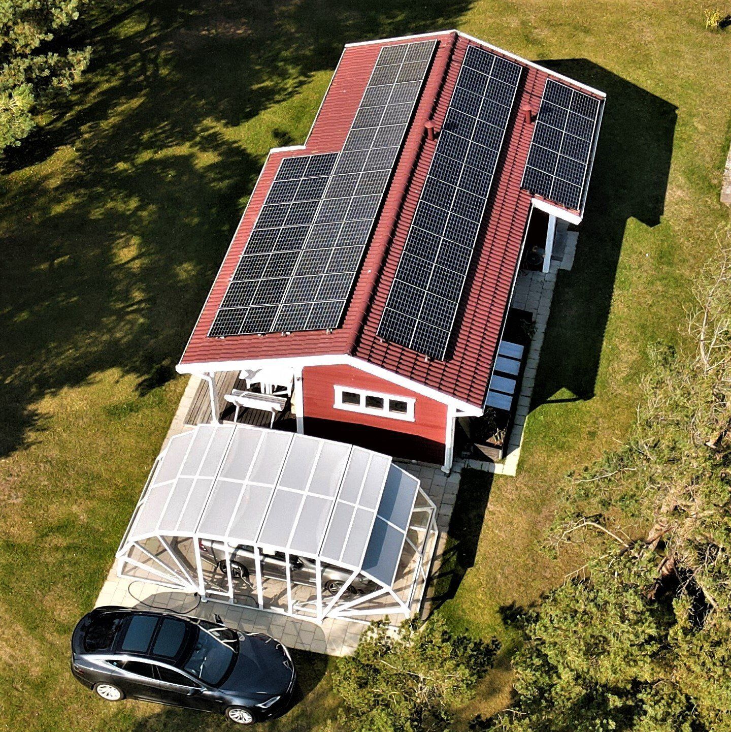 En flygvy över ett hus med solpaneler på taket