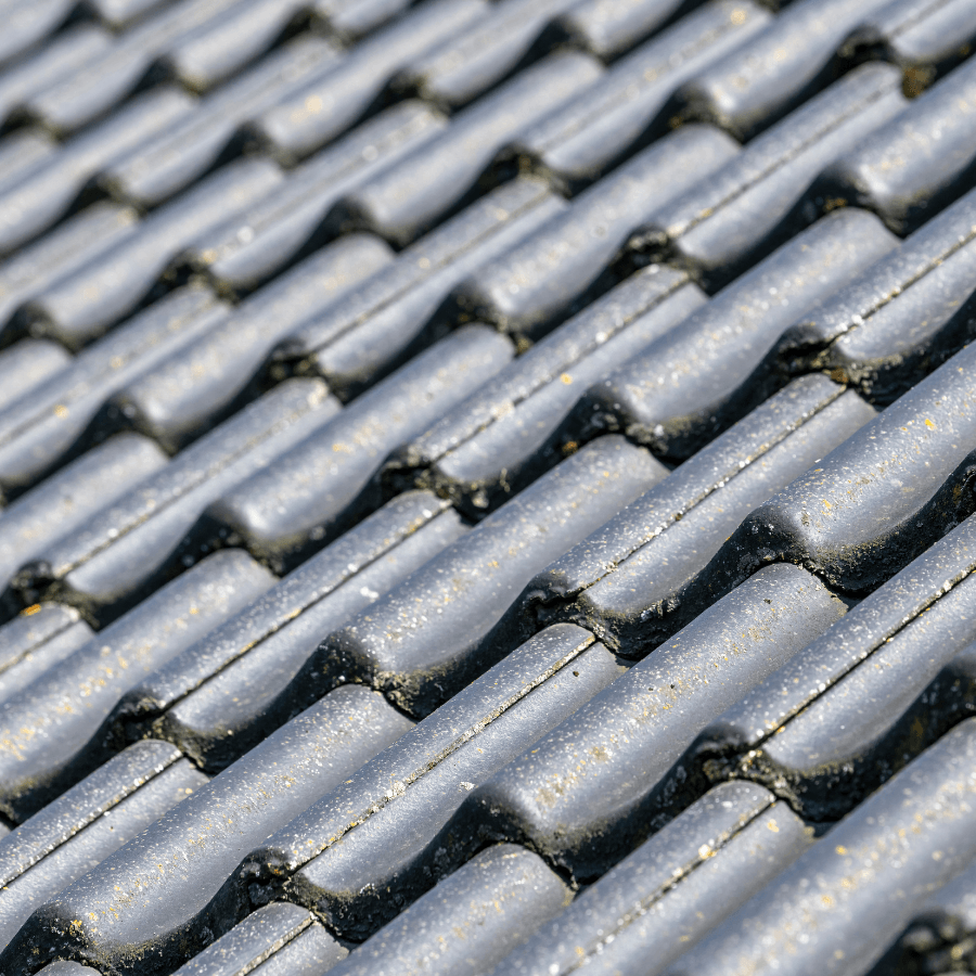 En närbild av en rad med svarta plattor på ett tak.