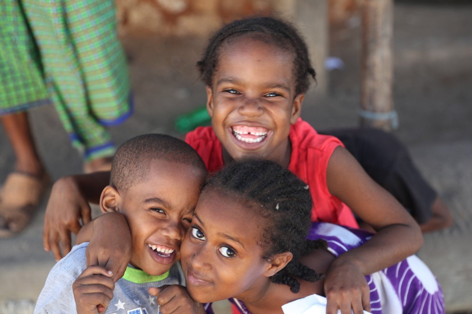 En grupp barn poserar för en bild och ler mot kameran.