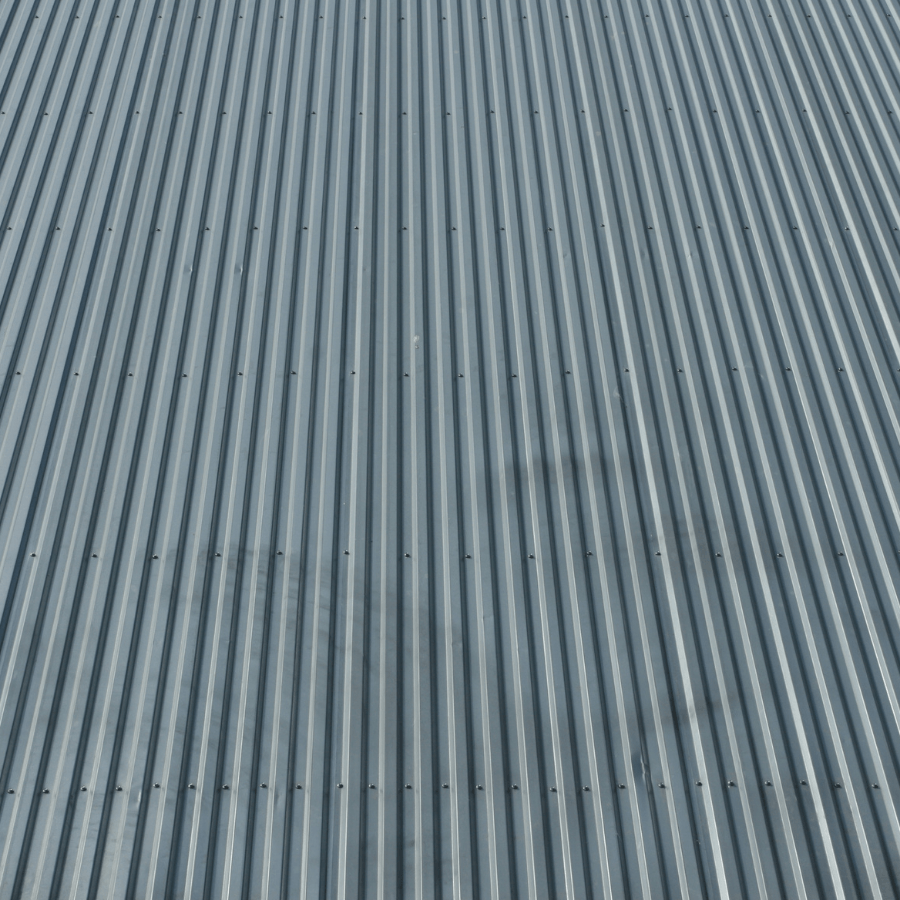 En närbild av ett grått korrugerat metalltak.