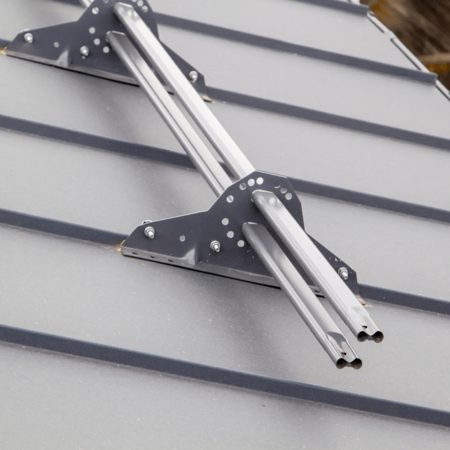 En närbild av ett tak med en snöpropp på