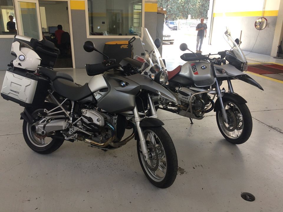 due moto dentro un centro revisioni