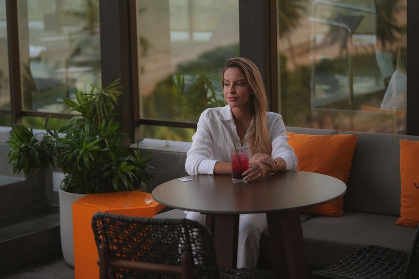 Várias garrafas de álcool estão em uma prateleira, incluindo Bacardi