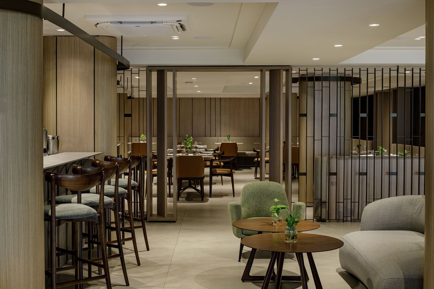Um restaurante com mesas, cadeiras e um sofá.