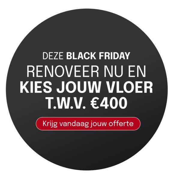 Moderne keuken met houten kasten, zwart kookeiland en trap.