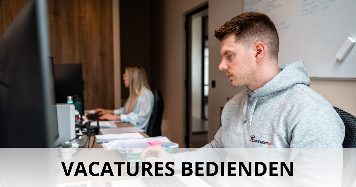 projectleider achter zijn computer