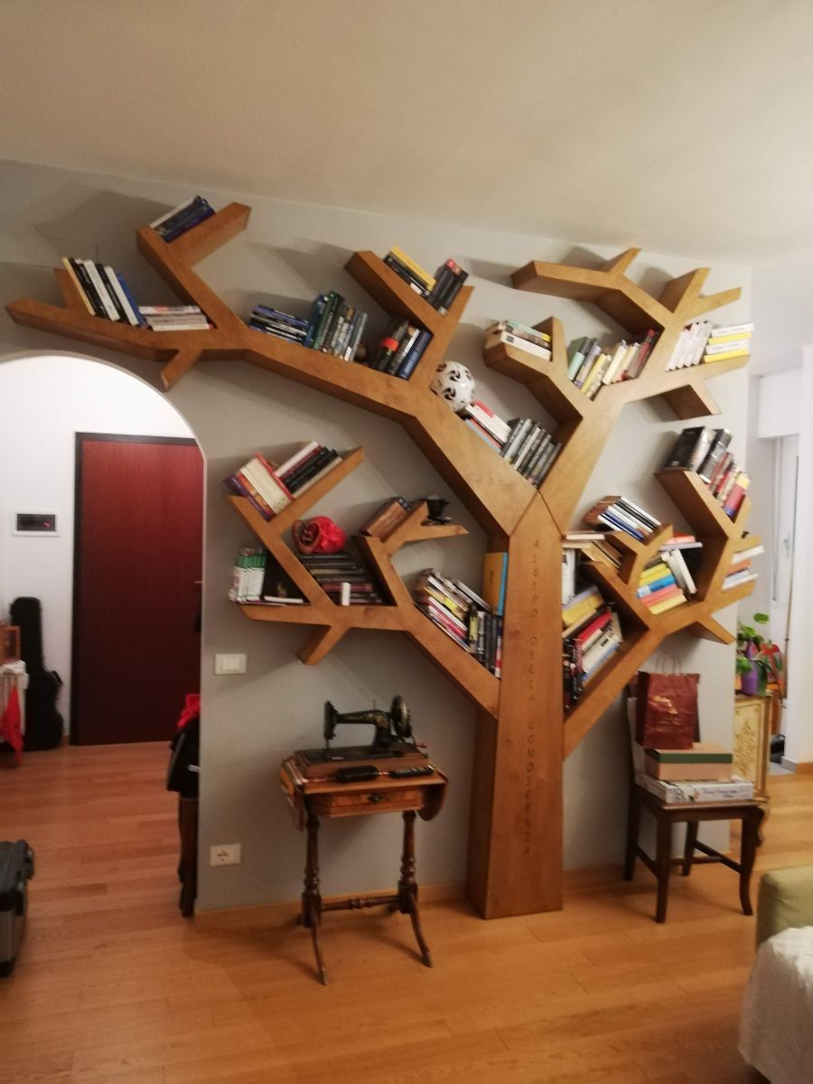 libreria a forma di albero