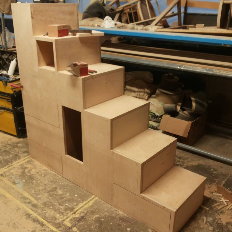 scala in legno con contenitori