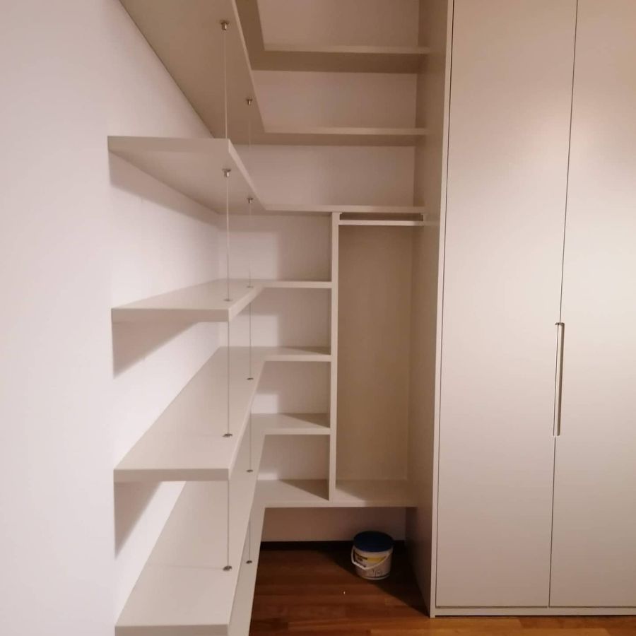 armadio su misura in legno bianco