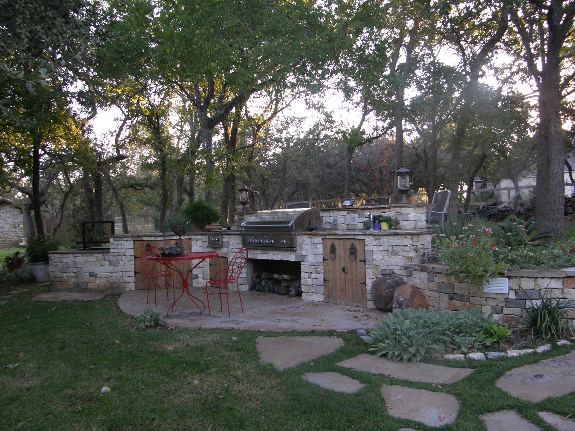 A swimming pool with a fountain in the middle of it