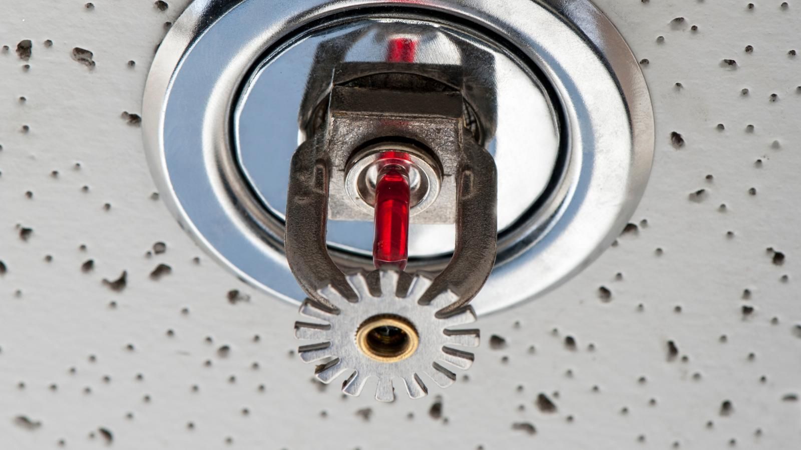 A fire sprinkler sprinkler system hanging from the ceiling.