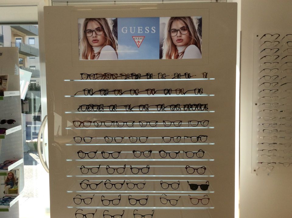 occhiali centro ottico interno scaffale