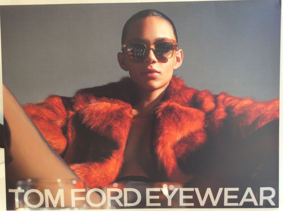 modella con occhiali sole