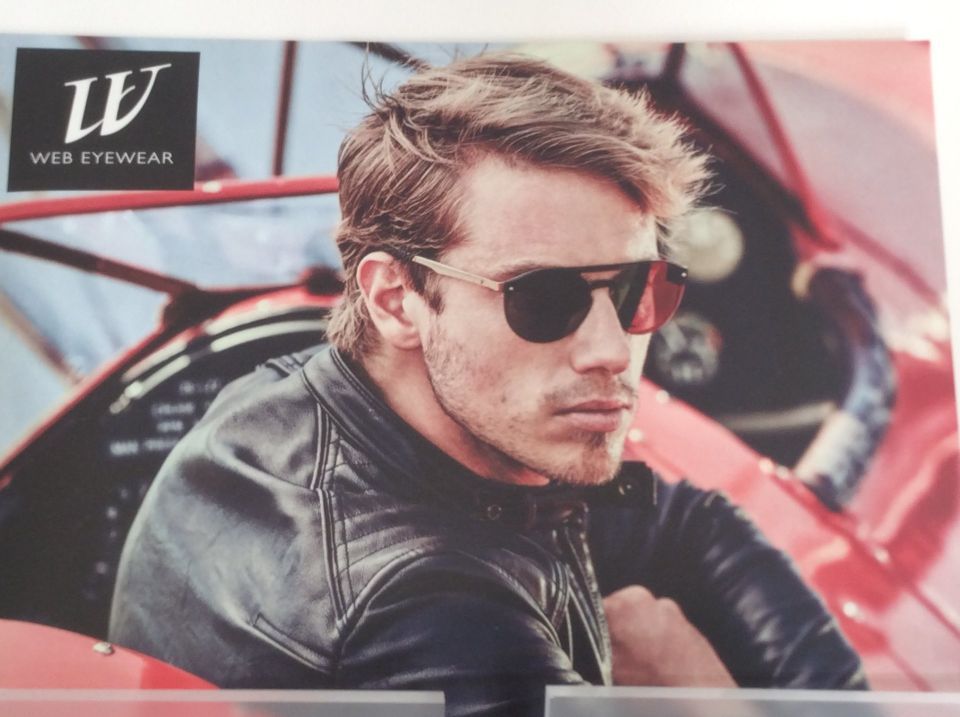 modello con occhiali da sole