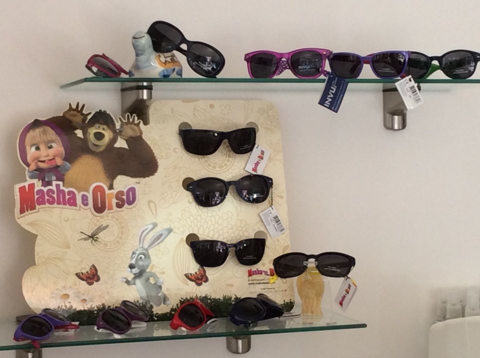 occhiali da sole donna su vetrina