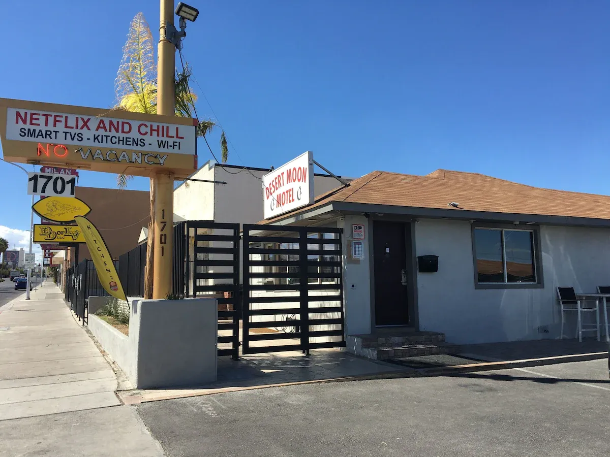 desert moon motel - main office entrance