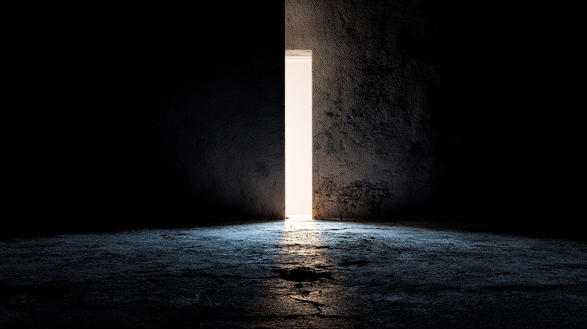 In einem dunklen Raum scheint durch eine Tür ein Licht.
