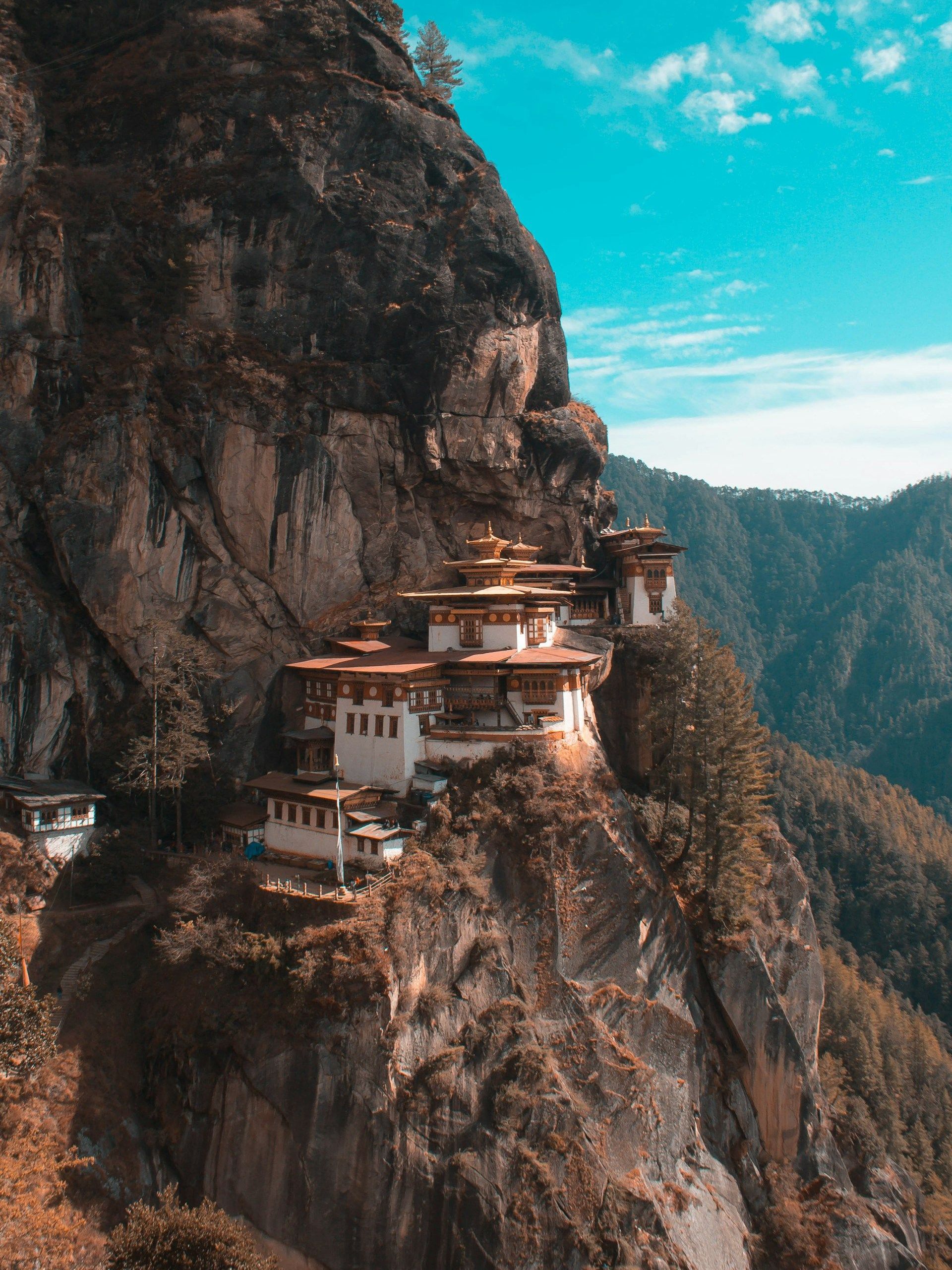 A group of buildings are sitting on top of a cliff.