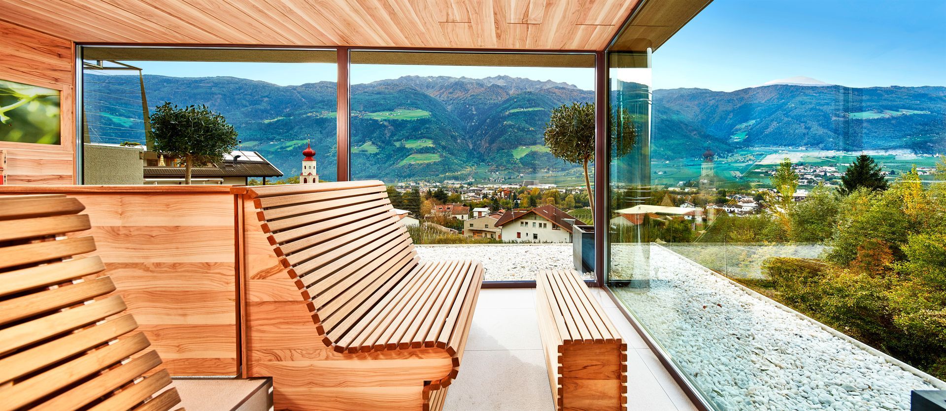 Dolce Vita Preidlhof sauna in front of a large window with a view of the mountains.