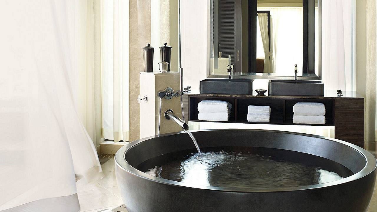 A bathroom with a large bathtub and two sinks