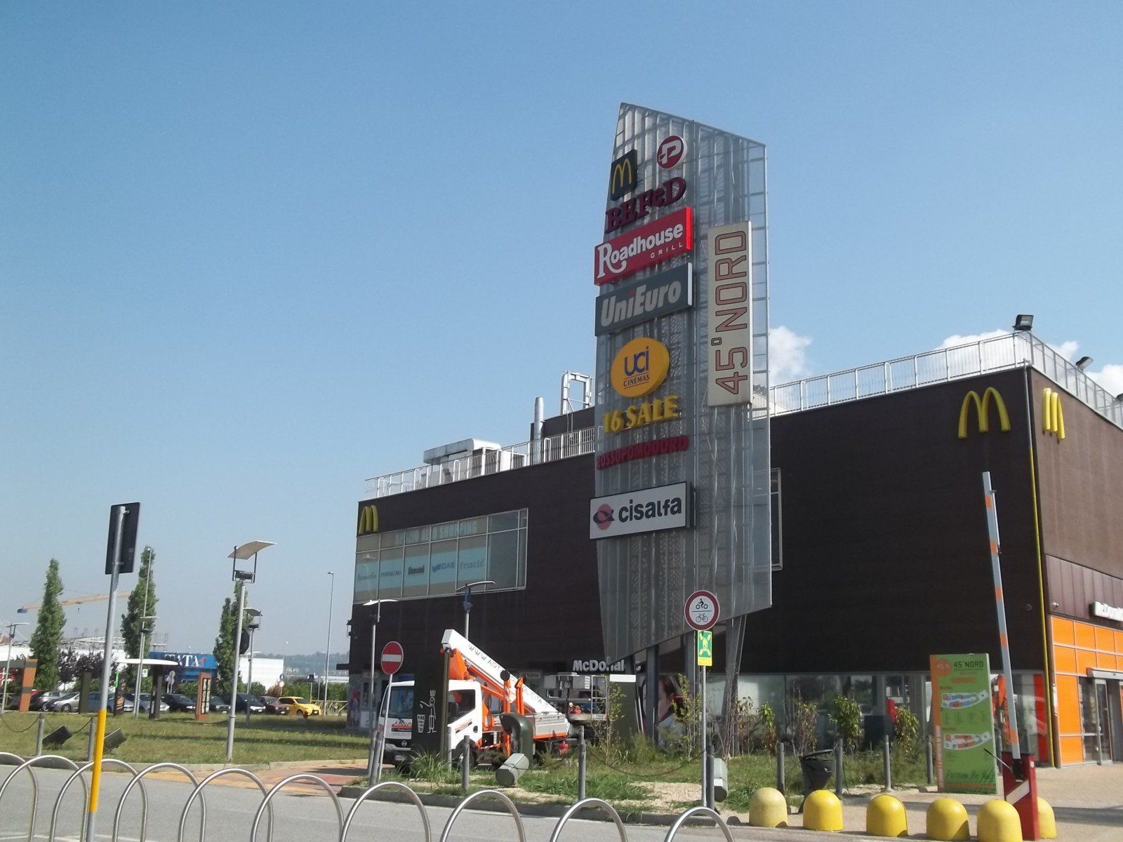 Esterno del centro commerciale, con grande cartello 