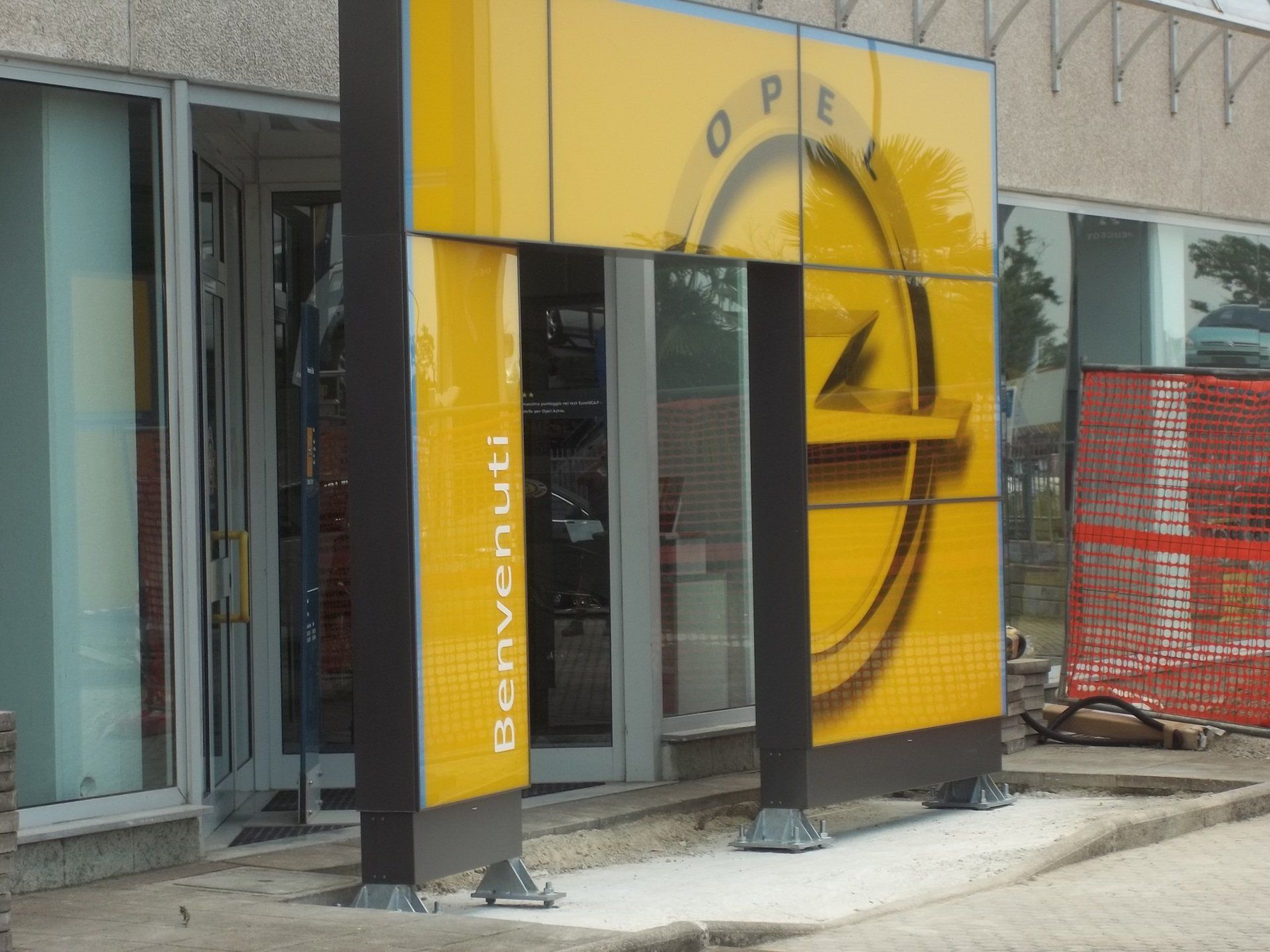 Ingresso della concessionaria Opel con insegna gialla e nera; 