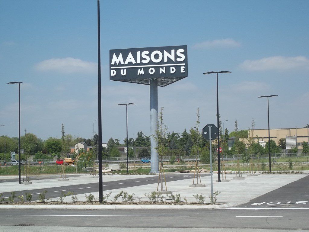 Grande cartello con la scritta 