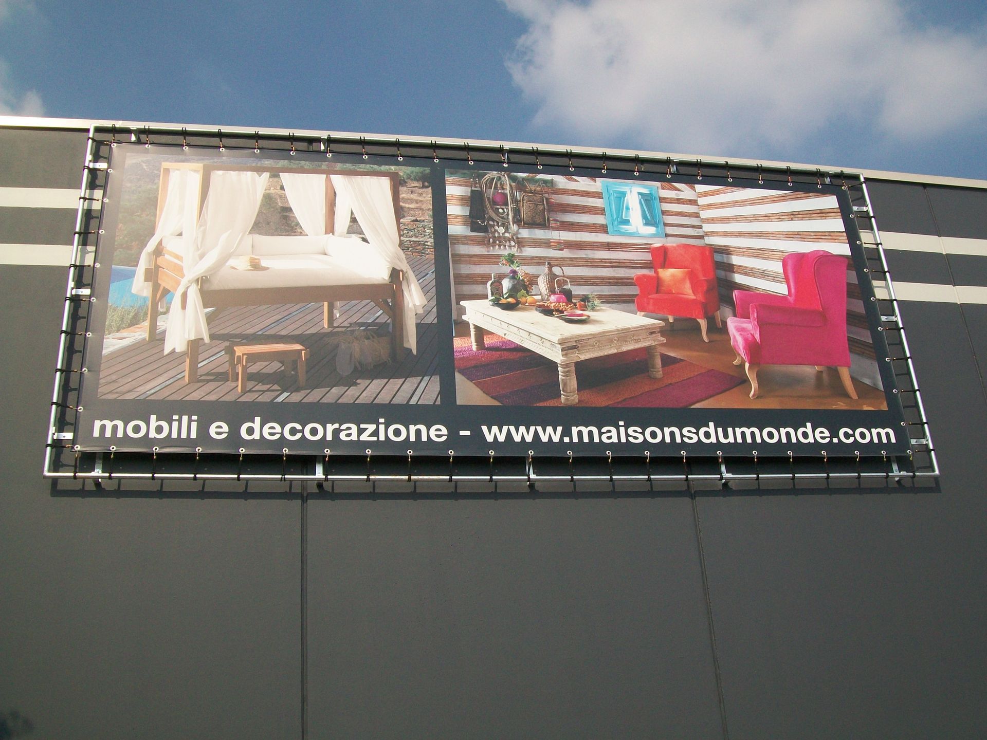 Cartellone pubblicitario per il negozio di mobili 