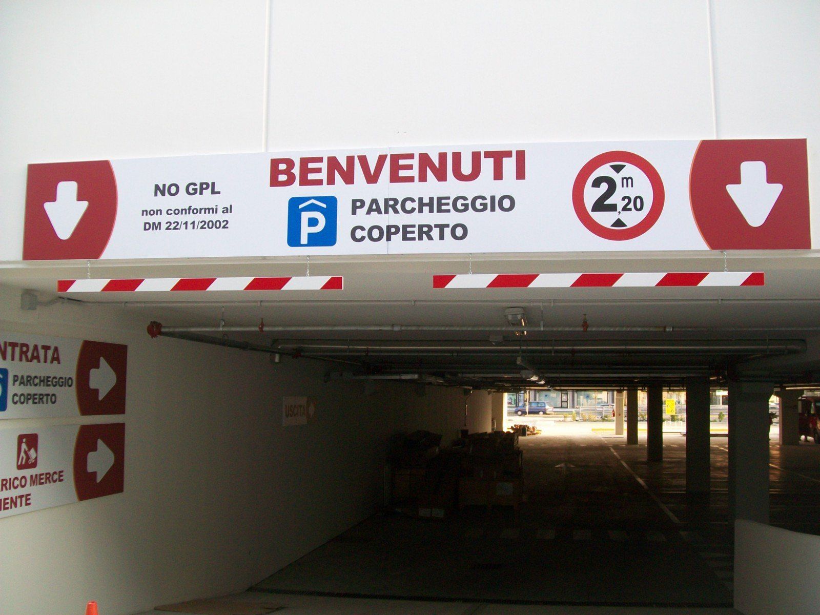 Cartello all'ingresso del parcheggio: 