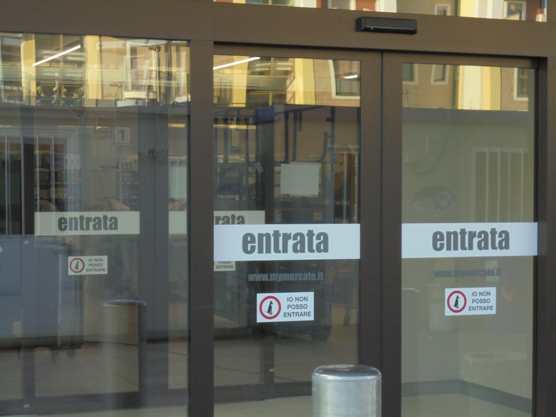 Porte scorrevoli automatiche in vetro con scritta 