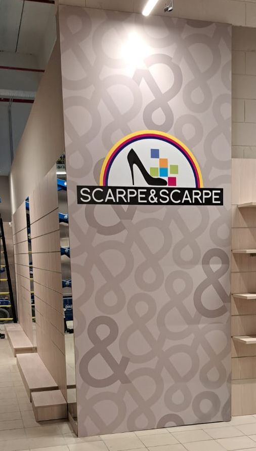 Insegna per il negozio di scarpe Scarpe & Scarpe con logo e simboli 