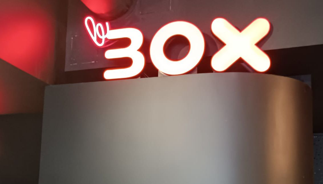 Insegna al neon con la scritta 