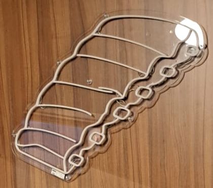 Insegna al neon trasparente a forma di conchiglia con contorno bianco, montata su venature del legno.