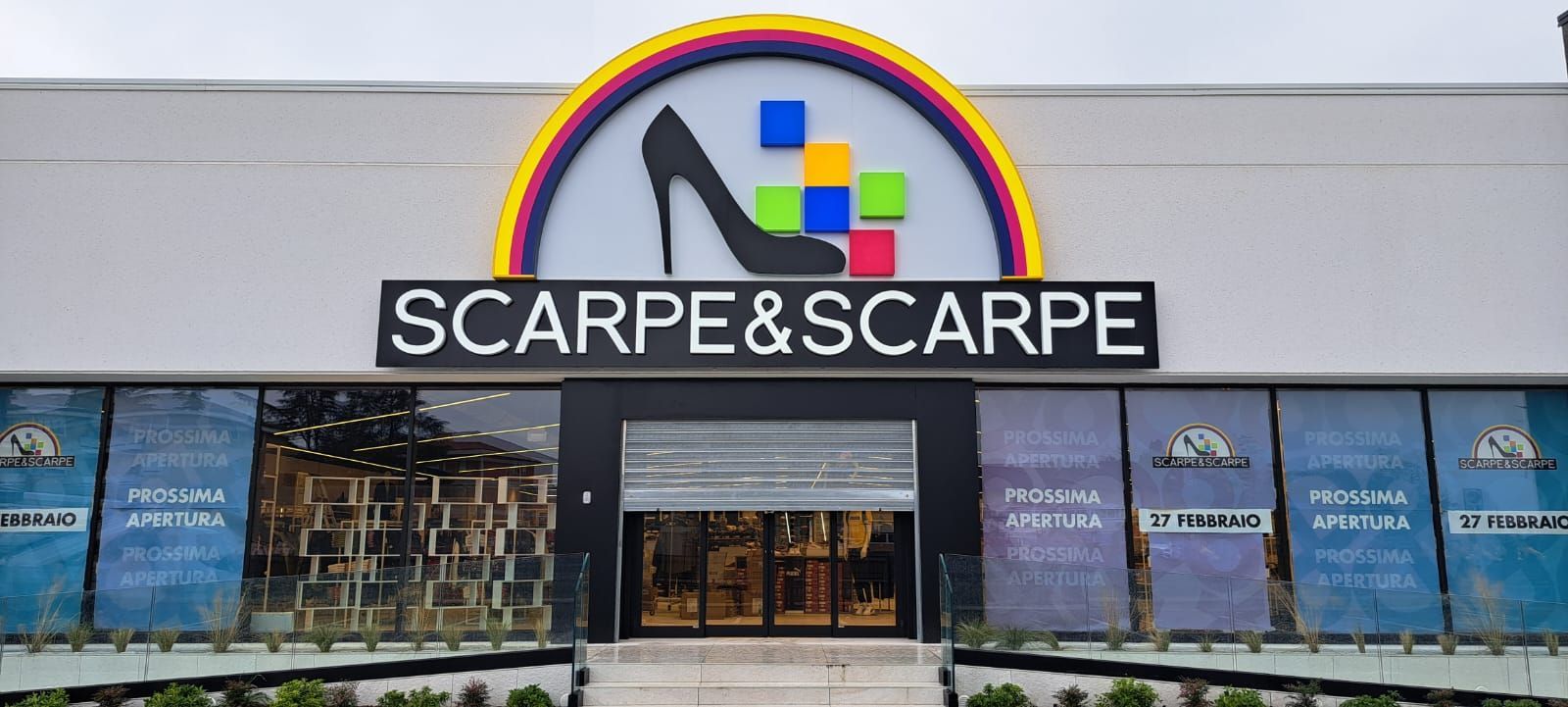 Esterno di un negozio di scarpe chiamato 