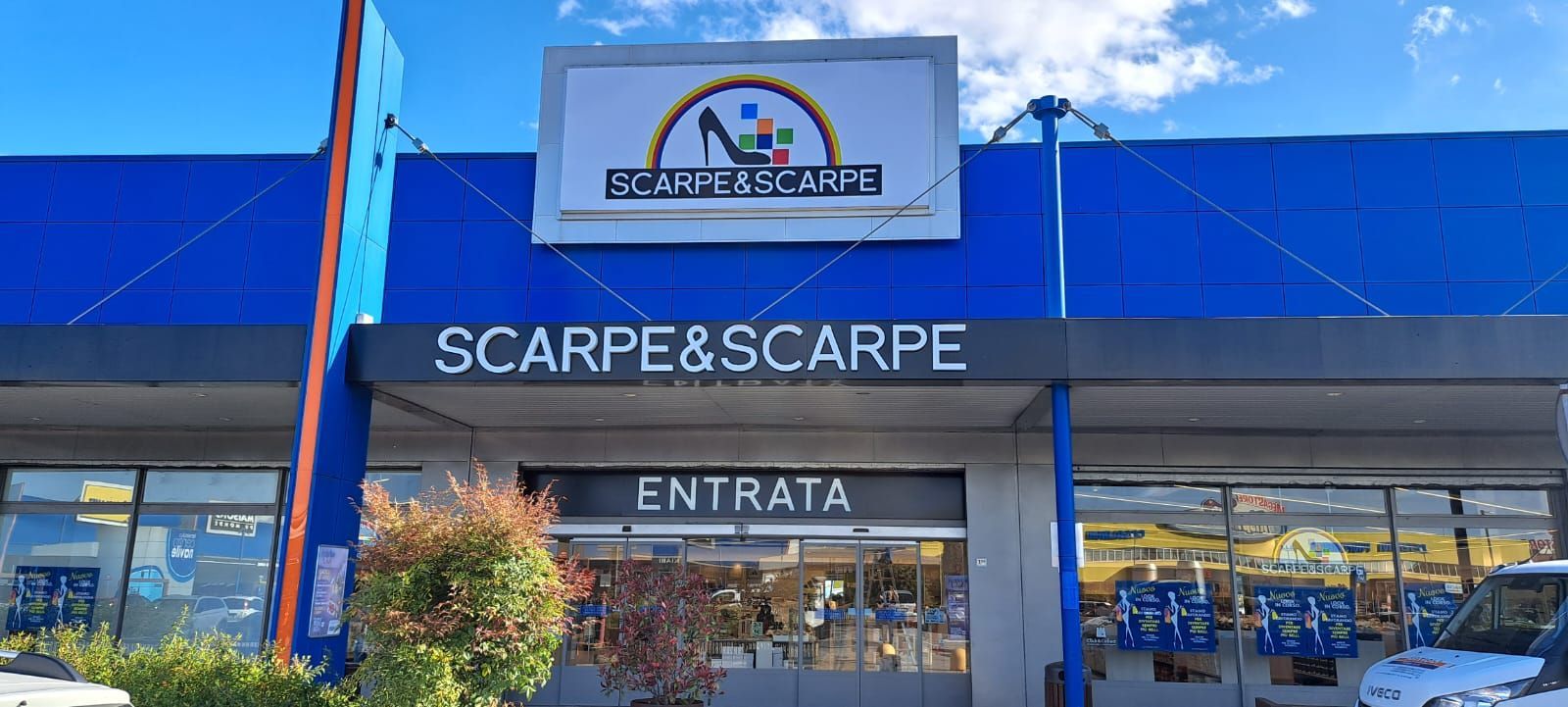 L'ingresso di un negozio di scarpe, 