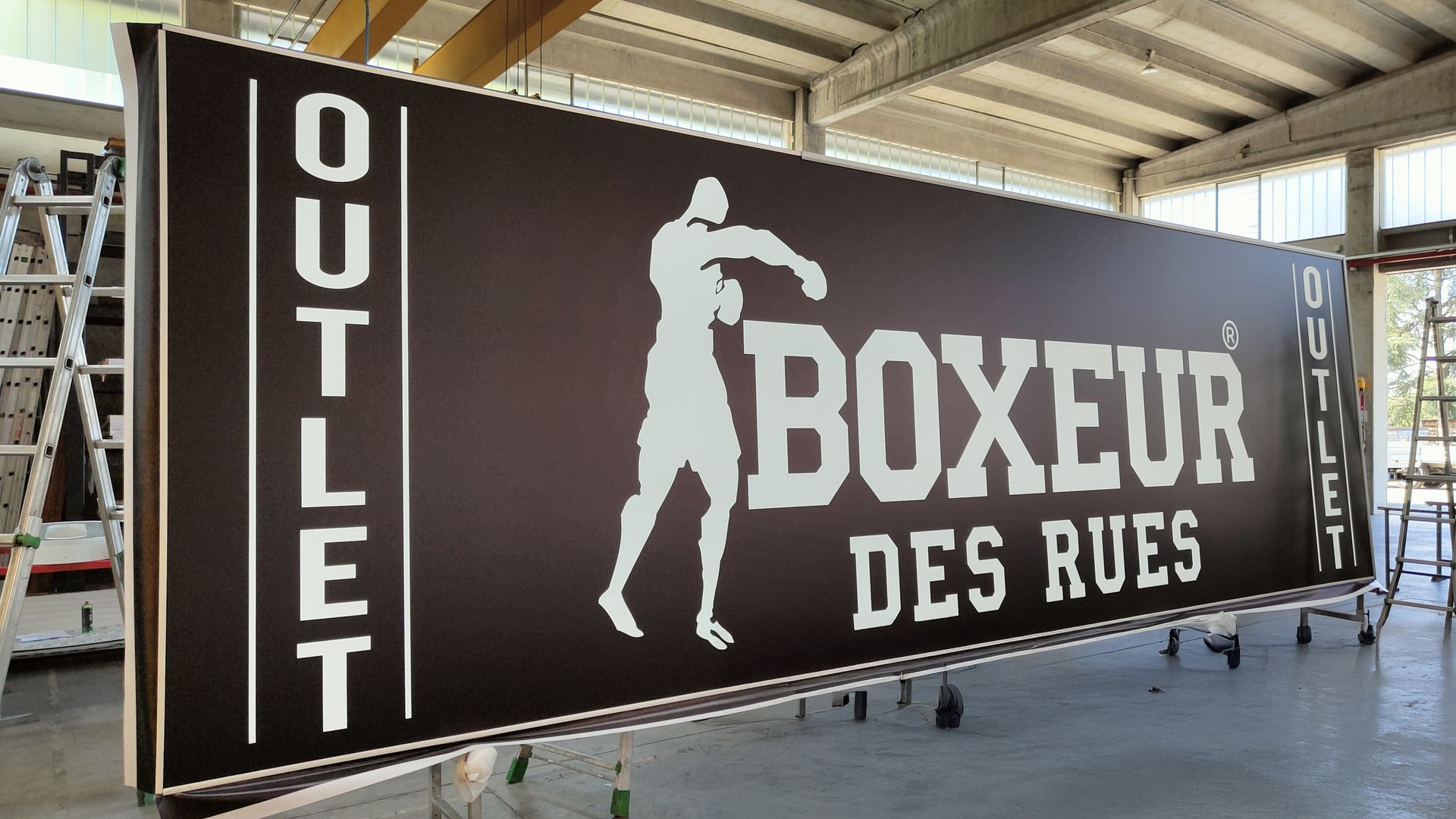 Insegna in bianco e nero per l'outlet 