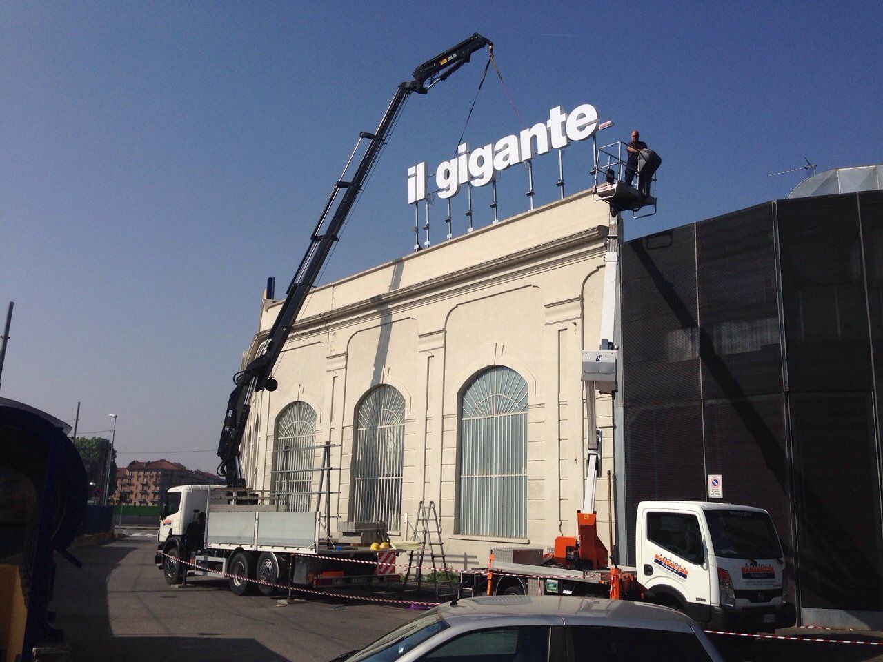 Gru che installa il cartello 