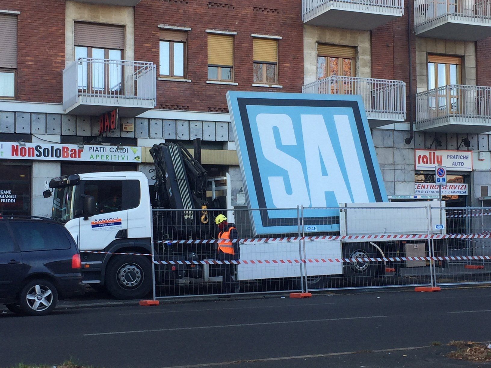 Camion con grande cartello blu 