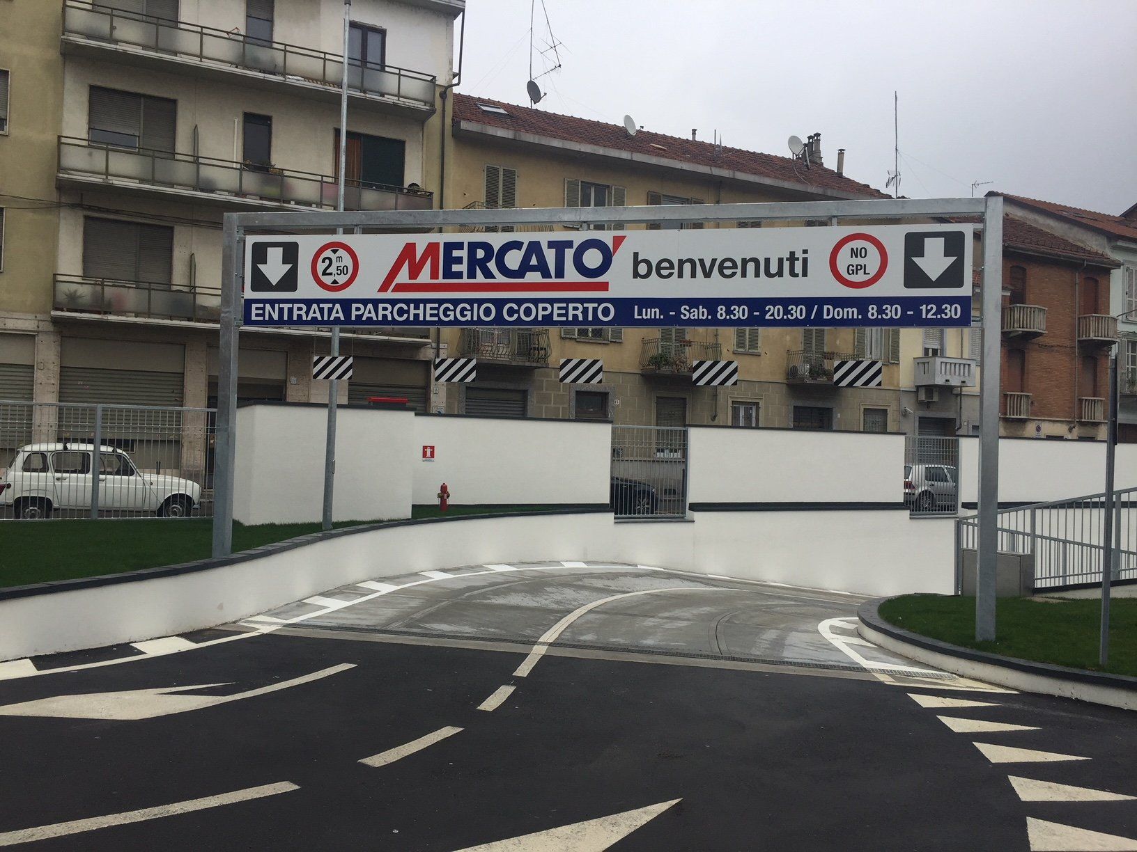 Ingresso di un mercato coperto; cartello con la scritta 