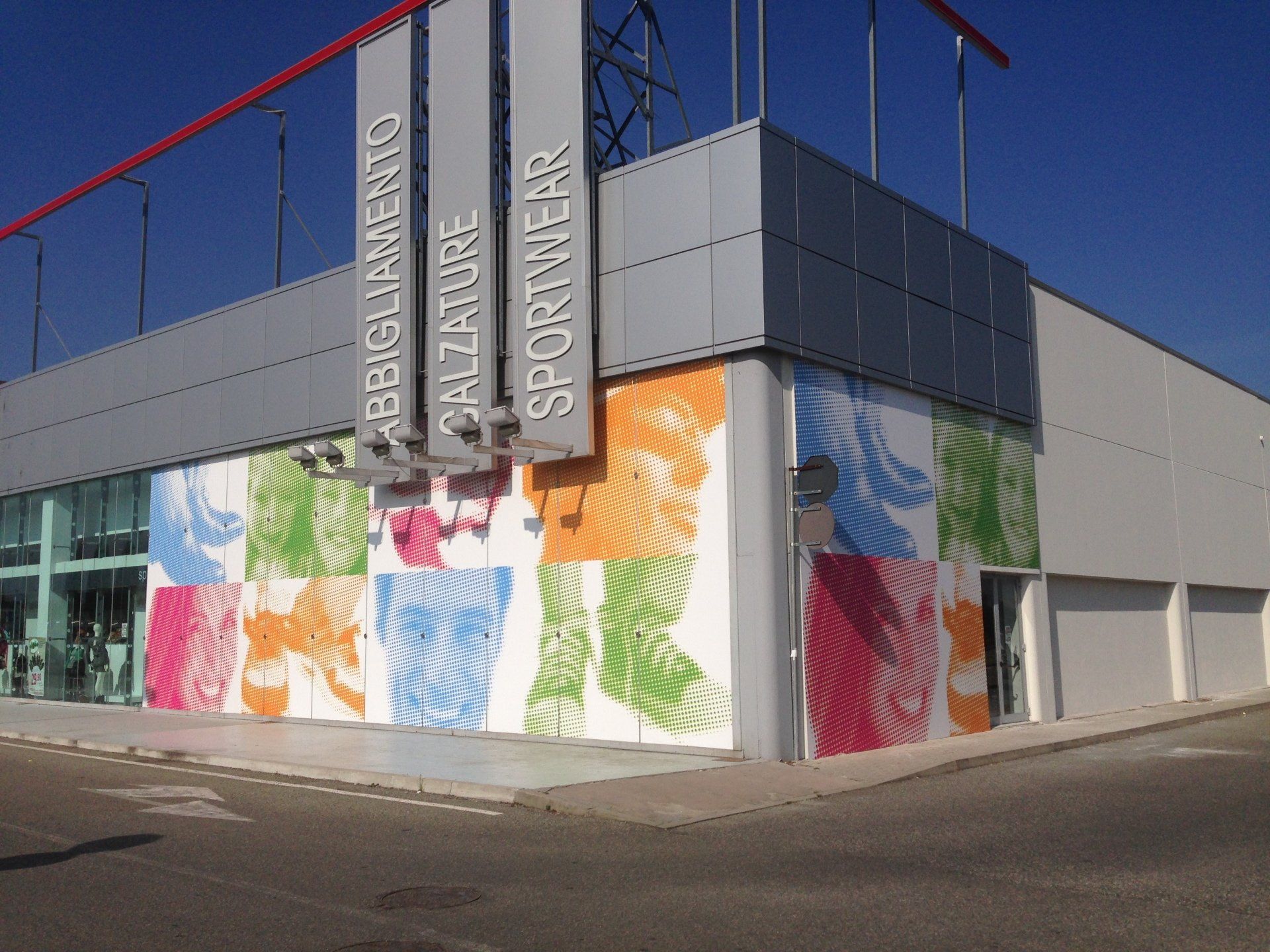 Un negozio con un design astratto colorato sulla facciata, sul quale è scritto 